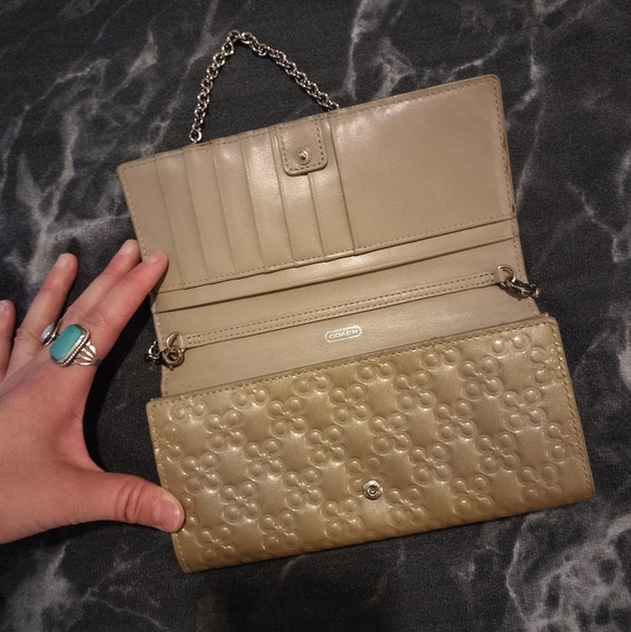 Rare Coach Elegant Gold Floral Embossed Chain Bag - Picture 3 of 7